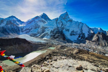 Panorama grand angle du glacier de Khumbu avec Everest, Nuptse et glacier de Khumbu au premier plan avec des drapeaux de prière du sommet du sentier de Kala de 5550 m de haut près de Gorakshep, Népal