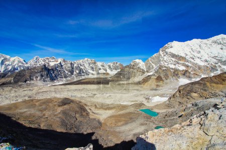 Vaste vue sur le glacier de Khumbu avec des sommets dans la vallée de Khumbu autour de Gorakshep depuis le sommet du sentier de Kala, au Népal