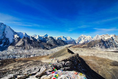 Panorama grand angle du glacier Khumbu avec Ama Dablam, Thamserku, Kangtega au loin et drapeaux de prière du sommet du sentier Kala de 5550 m de haut près de Gorakshep, Népal