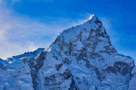 Téléchargez les photos : Nuptse faux sommet et profil de ligne de crête vu dans cette vue du haut de Kala Pathar près du camp de base Everest, Népal - en image libre de droit
