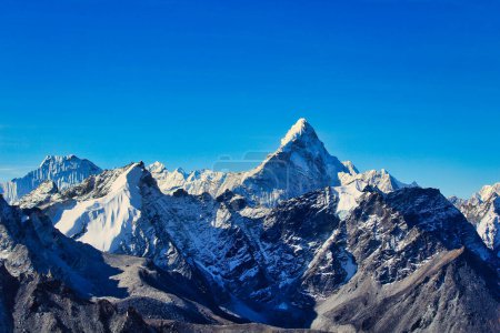 Ama Dablam s'élève majestueusement sur les sommets environnants dans cette vue depuis le sentier de Kala près de Gorakshep, au Népal
