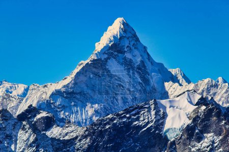 Téléchargez les photos : Vue imprenable sur Ama Dablam s'élevant sur les sommets environnants dans cette vue depuis le sentier Kala près de Gorakshep, au Népal - en image libre de droit