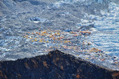 Téléchargez les photos : Escaladeurs du camp de base de l'Everest et tentes d'expédition sur le glacier Khumbu en préparation de l'ascension de l'Everest à Khumbu, au Népal - en image libre de droit