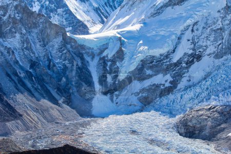 Lho La Pass zwischen Everest und Lingtren auf 6500 Metern mit ständiger Lawinengefahr in der Nähe des Everest-Basislagers in Nepal