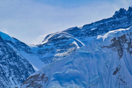 Téléchargez les photos : Col sud - Camp 4 balayé par le vent sur le mont Everest visible avec les camps d'expédition dans ce téléobjectif pris du haut du sentier Kala - en image libre de droit