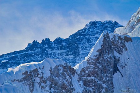 Téléchargez les photos : Lhotse sommet dentelé à 8516 mètres visible du sommet de Kala Pathar, Lhotse est la 4ème plus haute montagne du monde. - en image libre de droit