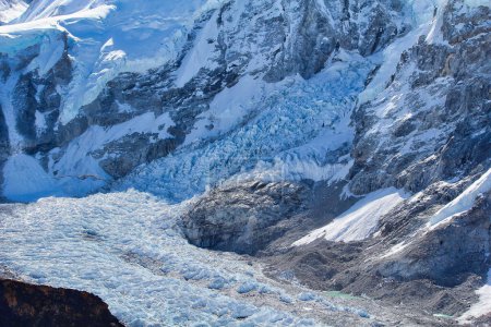 Téléchargez les photos : Chute de glace de Khumbu, le plus grand danger d'escalade de l'Everest avec des crevasses profondes et des roches en ruine et de la glace avec un danger constant d'avalanche près du camp de base de l'Everest, au Népal - en image libre de droit