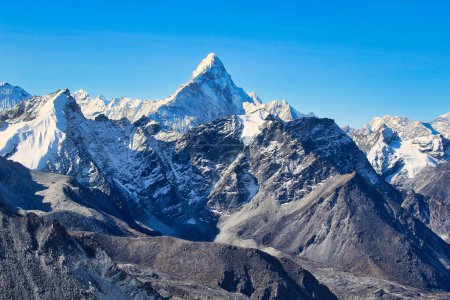 Ama Dablam se eleva majestuosamente sobre los picos circundantes en esta vista desde Kala pathar cerca de Gorakshep, Nepal