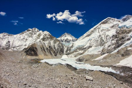 Vista del glaciar Khumbu con Changtse, el hombro oeste del Everest y el Lho La desde el campamento base del Everest en Nepal