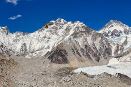 Téléchargez les photos : Un hélicoptère amène les grimpeurs de l'Everest directement au camp de base de l'Everest depuis l'aéroport de Lukla - en image libre de droit