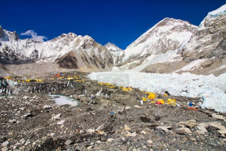 Campamento Base del Everest escaladores y tiendas de campaña de expedición en el glaciar Khumbu en preparación para escalar el Everest en Khumbu, Nepal