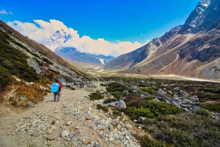 Téléchargez les photos : Panorama panoramique du sentier du camp de base de l'Everest regardant vers le sud le long de la vallée de Khumbu vers le village de Dugh La et Periche avec Ama Dablam dominant l'horizon au Népal - en image libre de droit