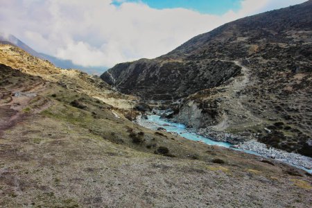 Khumbu Khola oder Fluss entsteht aus dem Abschmelzen des Khumbu-Gletschers und mündet in Namche in Nepal in den Dudh kosi