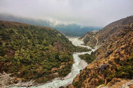Der Khumbu Khola fließt stromabwärts durch ein schmales Tal zwischen Buschland, Wiesen und Wäldern zum Namche Basar, wo er in den Dudh kosi Fluss in Nepal mündet.