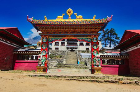 Téléchargez les photos : Monastère de Tengboche situé à 3867 mètres est le plus grand monastère tibétain, également appelé Dawa Choling gompa dans le village de Tengboche, Népal - en image libre de droit