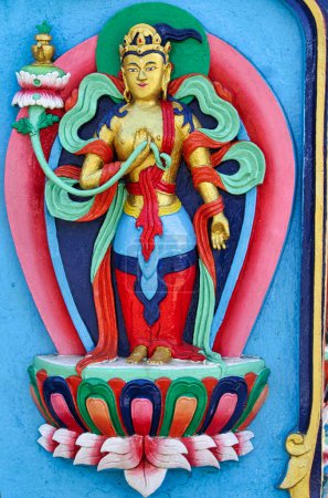 Divino dios budista pintado escultura en el monasterio de Tengboche, Nepal