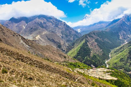 Das Dorf Phortse Thanga liegt in einem tiefen Tal und Ama Dablam überragt die Landschaft auf dem Weg nach Dole auf dem Gokyo-Pfad im oberen Khumbu, Nepal