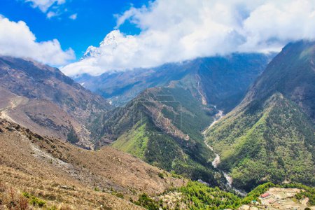El pueblo de Phortse Thanga se encuentra en un valle profundo con Ama Dablam sobre el paisaje en la ruta hacia Dole en el sendero Gokyo en Khumbu superior, Nepal
