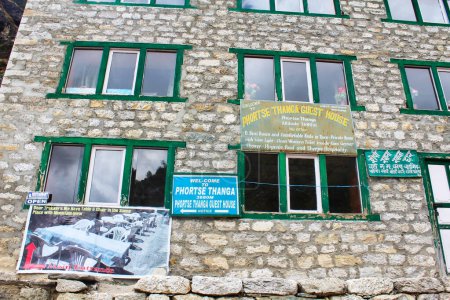 Téléchargez les photos : Le village de Phortse Thanga offre de nombreuses salles de repos et des maisons de thé pour des rafraîchissements pour les randonneurs dans la région de l'Everest - en image libre de droit