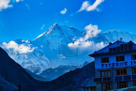 Téléchargez les photos : Mont Cho Oyu, 6ème plus haute montagne du monde à 8188 mètres d'altitude domine le village de Gokyo formant une spectaculaire scène du soir dans le haut Khumbu, au Népal - en image libre de droit