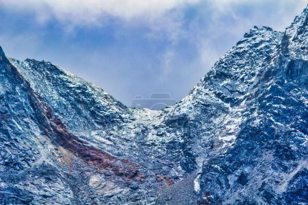 Blick auf den anspruchsvollen Cho La Pass, 5420 Meter hoch, den die Trekker zwischen dem Gokyo-Tal und dem Khumbu-Tal überqueren und der eine bedeutende Herausforderung auf der Reise zum Everest-Basislager darstellt