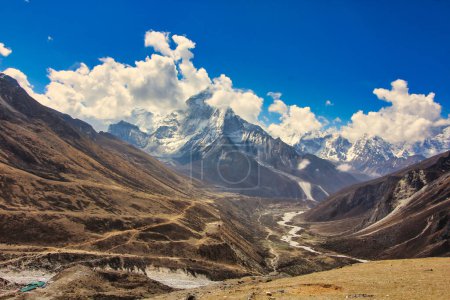 Weite Ausblicke auf den Himalaya: Ama Dablam erhebt sich dramatisch über den Dudh kosi Fluss und das Khumbu Tal in Nepal