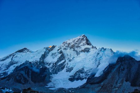Téléchargez les photos : Tranquille photo en soirée de Nuptse 7861 mètres, après le coucher du soleil contre un ciel bleu azur en soirée près de Gorakshep, Népal - en image libre de droit
