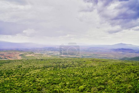 Blick auf das Great African Rift Valley mit dem Mount Longonot auf der rechten Seite des Bildes, aufgenommen am Rand des Rift Escarpment von einem Aussichtspunkt in der Nähe von Nairobi, Kenia, Afrika