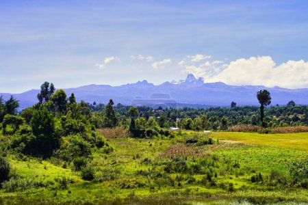 Spektakulärer Blick auf den Mount Kenya, den mit 5199 Metern höchsten Berg Kenias, der vom zentralen Hochland am Äquator aufragt, an einem klaren und hellen Wintertag vom Nanyuki-Gebiet in Kenia aus gesehen