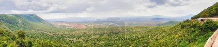 Herrliche Weitwinkelpanorama-Ansicht des Great African Rift Valley mit dem Mount Suswa auf der linken und dem Mount Longonot auf der rechten Seite vom Rand der Böschung in der Nähe von Nairobi, Kenia, Afrika