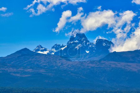 Nahaufnahme des Zentralkegels des Mount Kenya mit seinen nahen Gletschern, Kenias höchstem Gipfel mit 5199 Metern am Äquator, vom Nanyuki-Gebiet aus gesehen, Kenia, Afrika