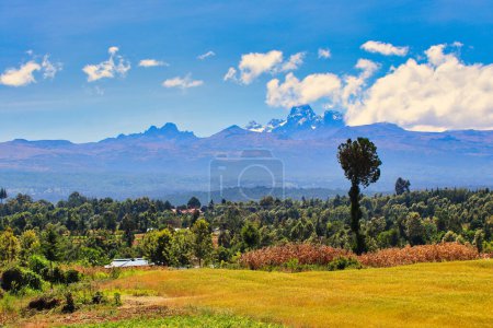 Spektakulärer Blick auf den Mount Kenya, den mit 5199 Metern höchsten Berg Kenias, der an einem klaren und hellen Wintertag aus dem zentralen Hochland aufragt, vom Nanyuki-Gebiet am Äquator in Kenia aus gesehen