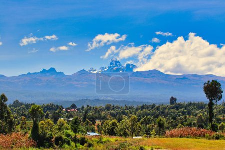 Schöne Aussicht auf den Mount Kenya, den mit 5199 Metern höchsten Berg Kenias, der an einem klaren und hellen Wintertag aus dem zentralen Hochland aufragt, vom Nanyuki-Gebiet am Äquator in Kenia aus gesehen