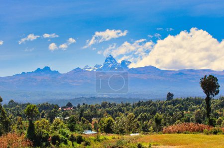 Atemberaubende Landschaft des Mount Kenya, mit 5199 Metern der höchste Berg Kenias, der an einem klaren und hellen Wintertag aus dem zentralen Hochland aufragt, vom Nanyuki-Gebiet am Äquator in Kenia aus gesehen