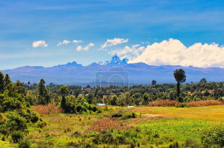 Verführerische Aussicht auf den Mount Kenya, den mit 5199 Metern höchsten Berg Kenias, der an einem klaren und hellen Wintertag aus dem zentralen Hochland aufragt, vom Nanyuki-Gebiet am Äquator in Kenia aus gesehen