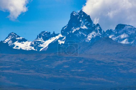 Spektakuläre Nahaufnahme des Zentralkegels des Mount Kenya mit seinen tropischen Gletschern - Kenias höchster Gipfel mit 5199 Metern am Äquator vom Nanyuki-Gebiet, Kenia, Afrika aus gesehen