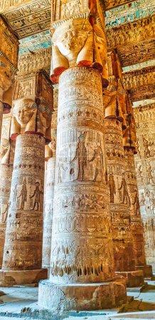 Téléchargez les photos : La grande salle hypostyle avec des colonnes montantes surmontées de sculptures de Hathor dans le temple de Hathor à Dendera achevé à l'époque ptolémaïque autour de 50 avant JC entre les villes de Louxor et Abydos, Egypte - en image libre de droit