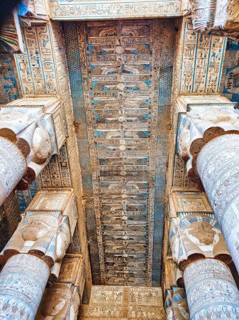 Téléchargez les photos : La Grande Salle Hypostyle avec des représentations de la mythologie égyptienne sur la dalle de plafond dans le temple d'Hathor à Dendera achevé à l'époque ptolémaïque autour de 50 avant JC entre les villes de Louxor et Abydos, Egypte - en image libre de droit