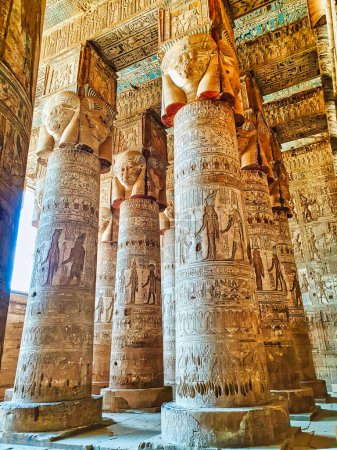 Téléchargez les photos : La grande salle hypostyle avec 18 colonnes surmontées de sculptures à quatre faces de Hathor dans le temple de Hathor à Dendera achevé à l'époque ptolémaïque autour de 50 avant JC entre les villes de Louxor et Abydos, Egypte - en image libre de droit