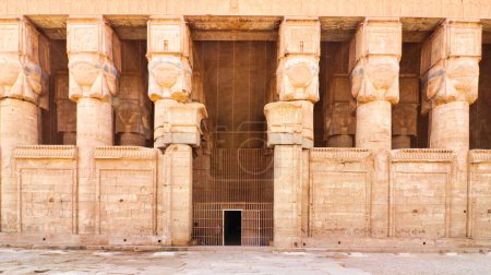 Téléchargez les photos : Gros plan de l'entrée principale du temple de Dendera avec ses colonnes surmontées de visages d'Hathor achevés à l'époque ptolémaïque autour de 50 avant JC entre les villes de Louxor et Abydos, Egypte - en image libre de droit