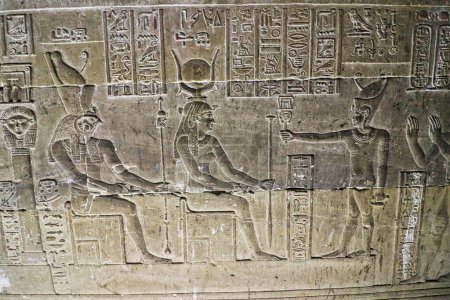 Téléchargez les photos : Pharoah faisant des offrandes à la déesse Hathor et son fils le Dieu Horus dans le temple d'Hathor à Dendera achevé dans l'ère ptolémaïque autour de 50 AVANT JÉSUS CHRIST entre les villes de Louxor et Abydos, Egypte - en image libre de droit