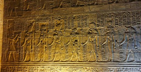 Téléchargez les photos : Bas-reliefs muraux représentant Pharoah Ptolémée faire des offrandes à Horus et Isis dans le temple d'Horus à Edfou construit au cours de l'ère ptolémaïque entre 237 à 57 avant JC près d'Assouan, Egypte - en image libre de droit