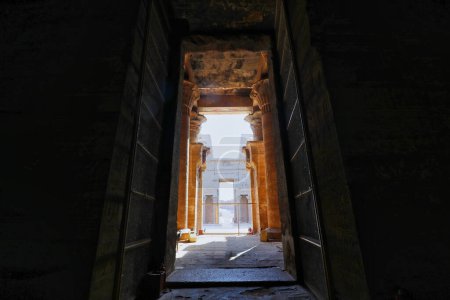 Téléchargez les photos : Entrée du temple flanquée de colonnes florales envolées dans le temple d'Horus à Edfou construit pendant l'ère ptolémaïque entre 237 et 57 av. J.-C. près d'Assouan, Egypte - en image libre de droit