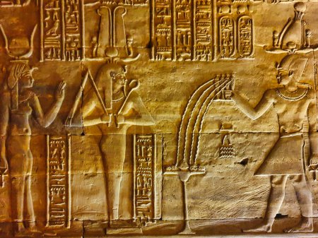Téléchargez les photos : Bas-relief de Ptolémée IV Philopator face à Osiris et Hathor et faire des offrandes dans le Temple d'Horus à Edfou construit au cours de l'ère ptolémaïque entre 237 à 57 avant JC près d'Assouan, Egypte - en image libre de droit