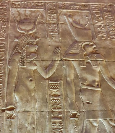 Téléchargez les photos : Hathor et Horus acceptent des offrandes du pharaon Ptolémée dans ce bas-relief dans le temple d'Horus à Edfou construit pendant l'ère ptolémaïque entre 237 et 57 av. J.-C. près d'Assouan, en Egypte - en image libre de droit