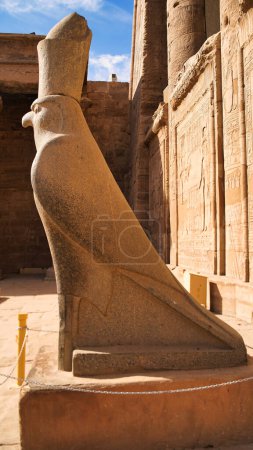Primer plano de la estatua de granito de Horus, el dios halcón, hijo de Isis y Osiris y deidad presidente en el templo de Horus en Edfu construido durante la era ptolemaic entre 237 a 57 A.C. cerca de Aswan, Egipto