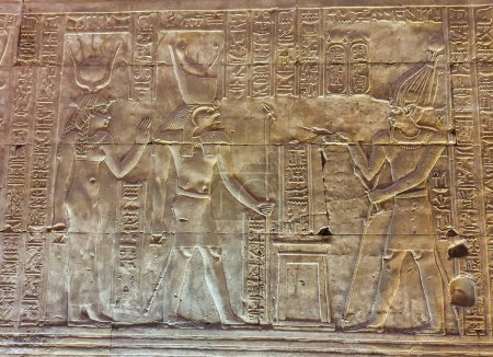 Téléchargez les photos : Bas-relief de Ptolémée IV Philopator face à Horus et Hathor et faire des offrandes dans le Temple d'Horus à Edfou construit au cours de l'ère ptolémaïque entre 237 à 57 avant JC près d'Assouan, Egypte - en image libre de droit