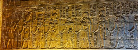 Téléchargez les photos : Bas-relief mural de Pharoah Ptolémée, Horus, Hathor et d'autres dieux dans le temple d'Horus à Edfou construit au cours de l'ère ptolémaïque entre 237 à 57 avant JC près d'Assouan, Egypte - en image libre de droit