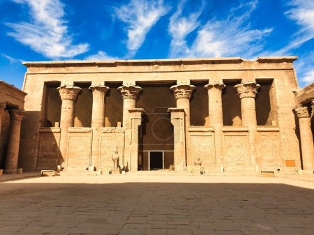 Téléchargez les photos : Cour intérieure avec deux statues de granit d'Horus gardant l'entrée dans le temple d'Horus à Edfou construit pendant l'ère ptolémaïque entre 237 à 57 av. J.-C. près d'Assouan, Egypte - en image libre de droit