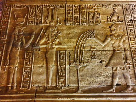 Téléchargez les photos : Bas-relief de Ptolémée IV Philopator face à Osiris et Hathor et faire des offrandes dans le Temple d'Horus à Edfou construit au cours de l'ère ptolémaïque entre 237 à 57 avant JC près d'Assouan, Egypte - en image libre de droit